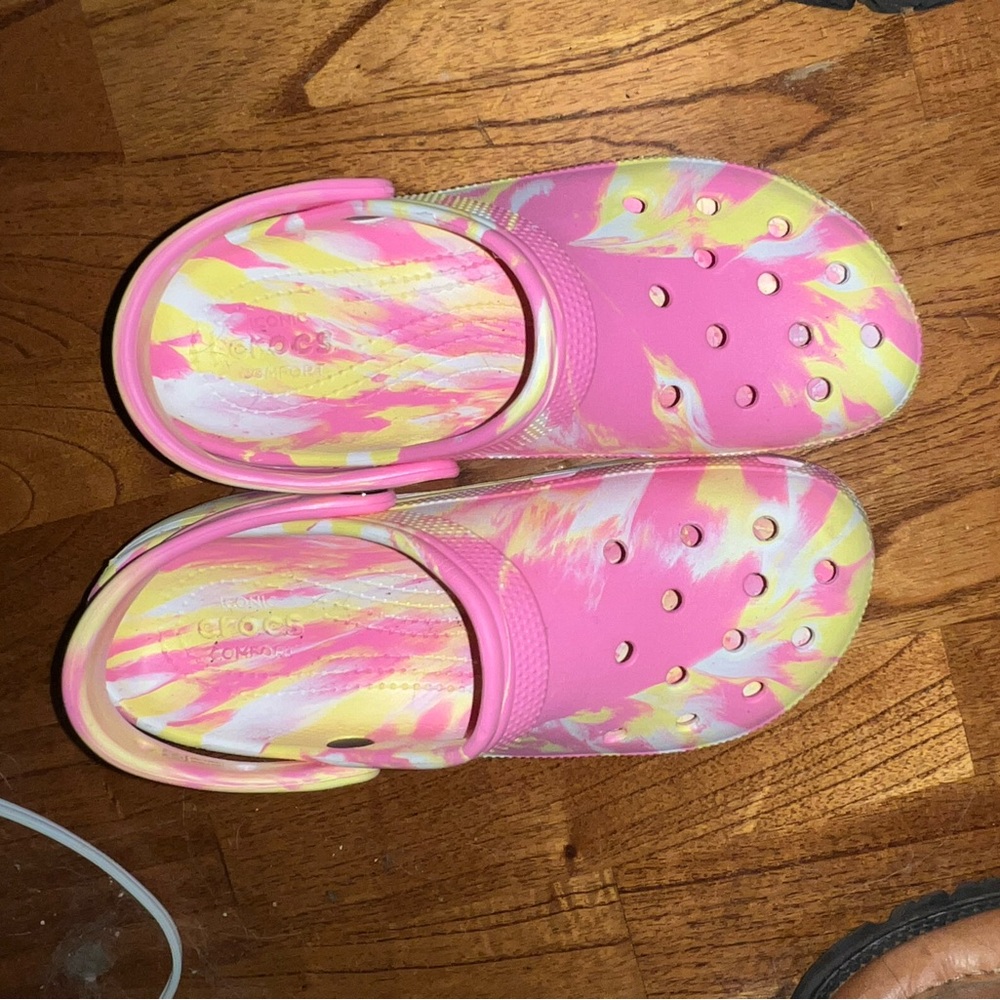 Strawberry lemonade Crocs